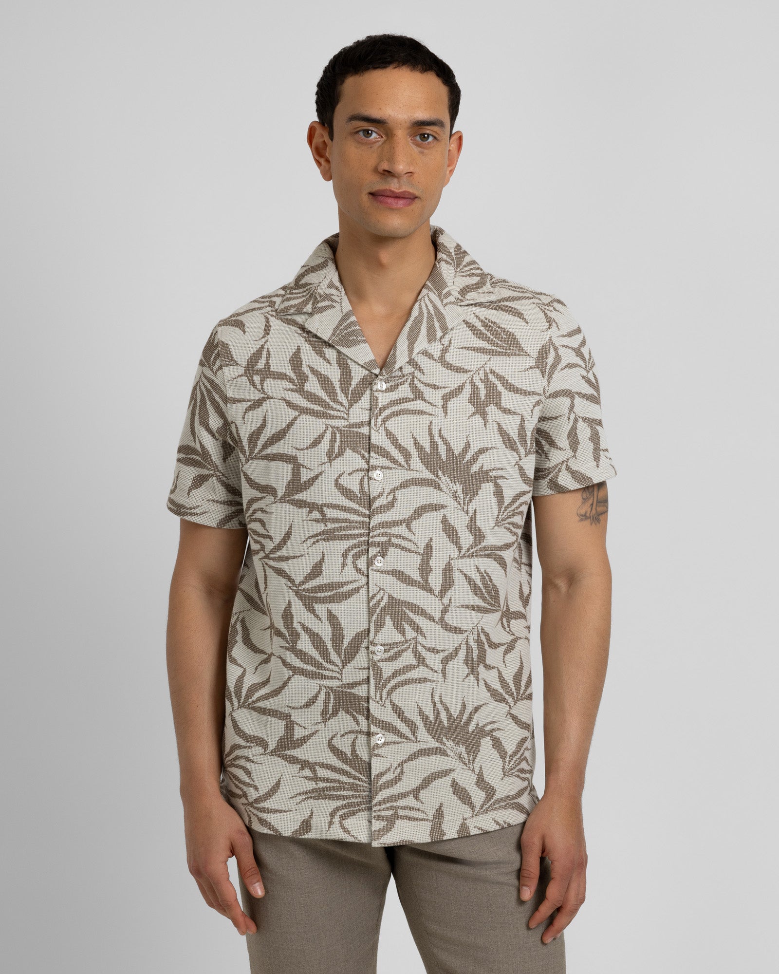Oval - Leaf Jacquard Short Sleeve Shirt