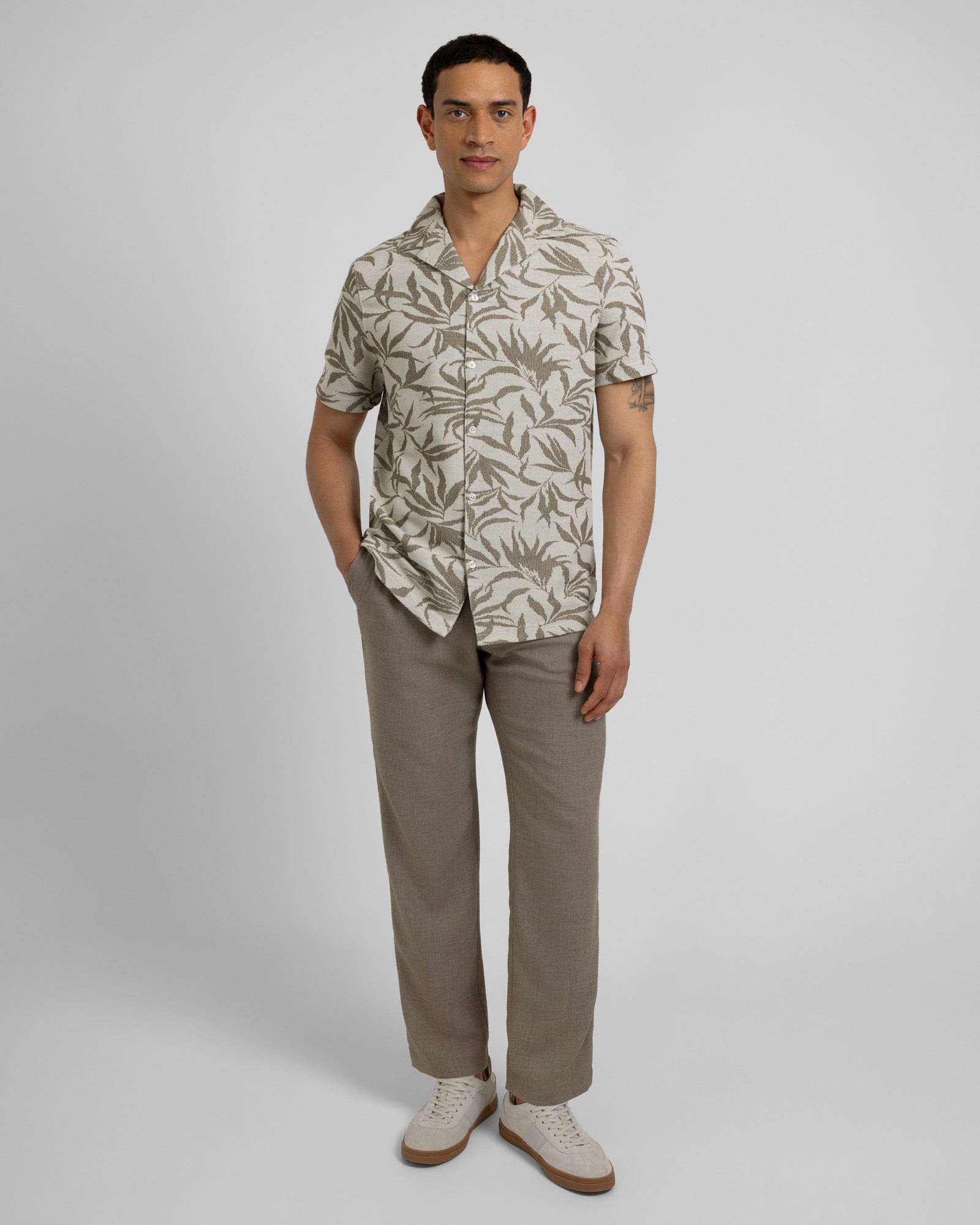 Oval - Leaf Jacquard Short Sleeve Shirt