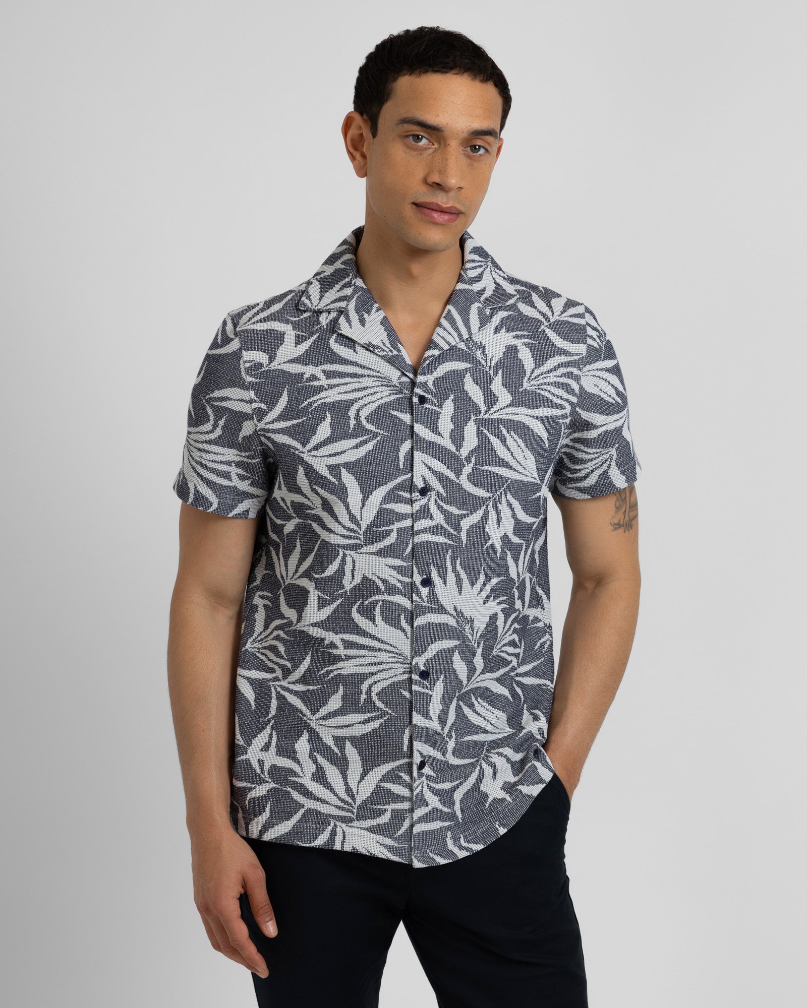 Oval - Leaf Jacquard Short Sleeve Shirt