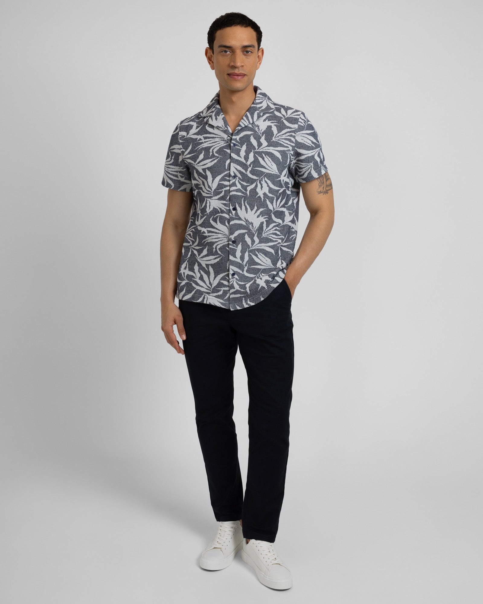 Oval - Leaf Jacquard Short Sleeve Shirt